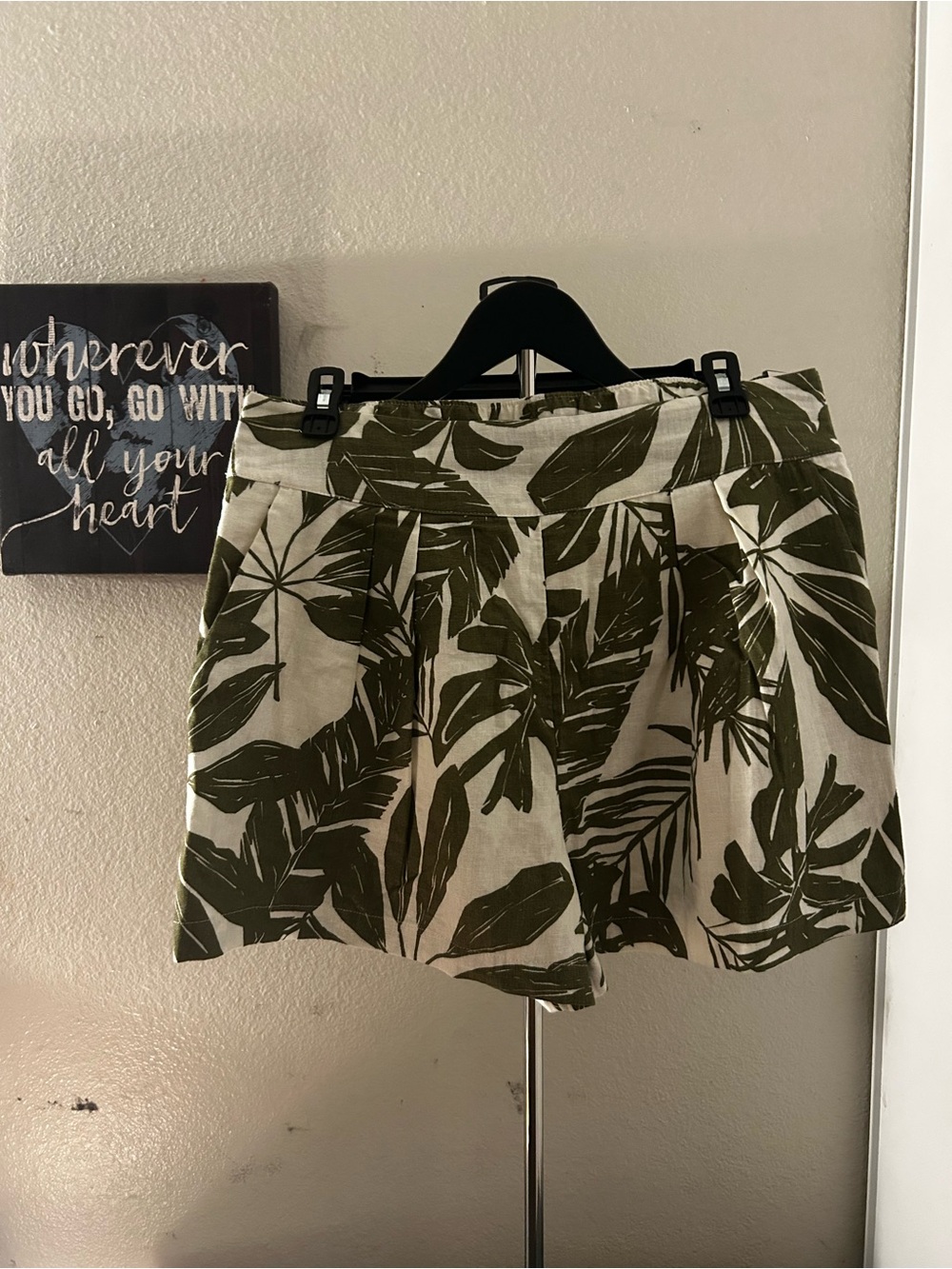 Abercrombie & Fitch Olive Green Leaf Print Pleated Shorts
